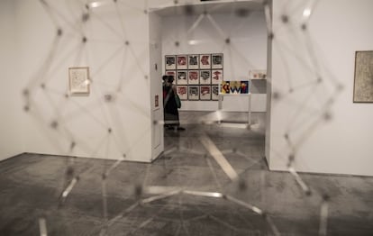 En la sala Reticulárea se muestran las obras de Jesús Soto (Venezuela, 1923 - Francia, 2005) y Gego (Gertrud Goldschmidt, Alemania, 1912 - Venezuela, 1994), artistas que trabajaron en Venezuela, en el contexto del arte cinético.