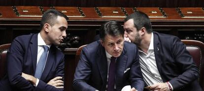 El primer ministro italiano, Giuseppe Conte (c), y los vicepresidentes del Gobierno de Italia, Matteo Salvini (d) y Luigi Di Maio (i).