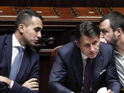 El primer ministro italiano, Giuseppe Conte (c), y los vicepresidentes del Gobierno de Italia, Matteo Salvini (d) y Luigi Di Maio (i).