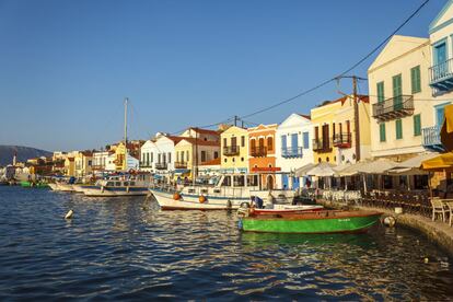 Las islas griegas han atraído a los marineros desde que Jasón y sus intrépidos argonautas zarparan en busca del vellocino de oro. Hoy la gente busca playas de arena dorada y puertos pesqueros alejados de multitudes, como el de la isla de Castellorizo (en la foto).