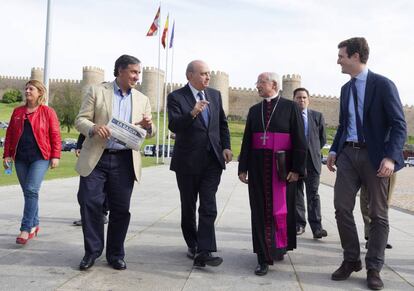 Fernández Díaz conversa con el obispo de Ávila y Gran Canciller de la UCAV, en junio.