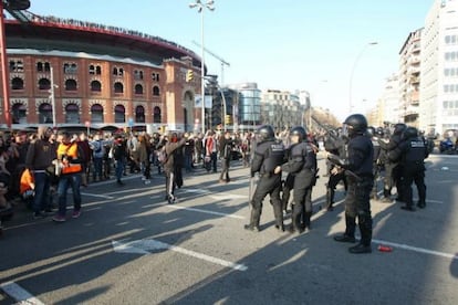 Protesta estudiantil frente a la sede del Mobile World Congress