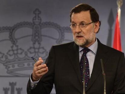 Spanish Prime Minister Mariano Rajoy gestures during a press conference after the Spain-Morocco bilateral meeting at La Moncloa Palace in Madrid on June 5, 2015. AFP PHOTO / JAVIER SORIANO