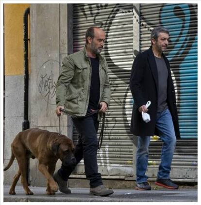 <p>Una España que se puede recorrer saltando de caca de perro en caca de perro es ya, afortunadamente, un paisaje del pasado. Tanto el mobiliario urbano como la legislación han actuado en los últimos años para que las heces caninas desaparezcan de calles y parques. En 2001 se instalaban en Madrid los conocidos como “sanecanes”, envases con un dispensador de bolsas para los desechos de los animales. Según la ciudad, las multas eran diferentes. En el año 2015 la oscilación era sorprendente: de 60 euros de multa en Alcobendas (Madrid) a 3.000 en Barakaldo (Vizcaya). Ese mismo año Xátiva (Valencia) imponía un sistema mucho más moderno que ahora se plantea en otras ciudades: tener un registro de ADN de los perros para poder multar sin que haga falta que la autoridad sea testigo del desliz. La alcaldesa de Madrid, Manuela Carmena, está estudiando implantar la misma medida en la capital, donde <a href="https://datos.madrid.es/portal/site/egob/menuitem.c05c1f754a33a9fbe4b2e4b284f1a5a0/?vgnextoid=3e573d68ae8a6410VgnVCM1000000b205a0aRCRD&vgnextchannel=374512b9ace9f310VgnVCM100000171f5a0aRCRD" target="_blank">según el último censo de animales domésticos</a> viven 281.339 perros. En la imagen, Javier Cámara y Ricardo Darín en 'Truman' (2015).</p>