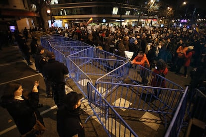 Unas vallas y una fuerte presencia policial mantiene a los manifestantes alejados de la sede central del Partido Popular en la calle Génova.