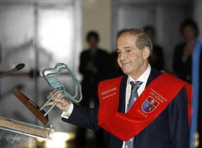 José María García posa con el premio de Comunicación que le ha entregado el colegio Los Robles de Oviedo
