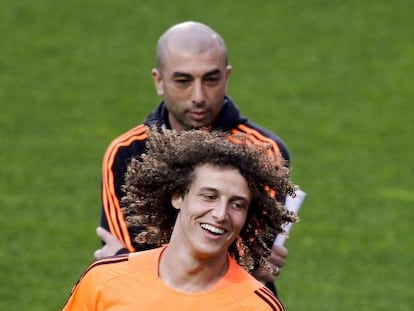 David Luiz ríe junto a su entrenador Roberto Di Matteo