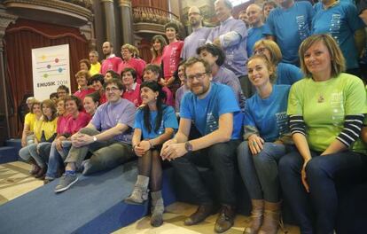 El director de San Sebastián 2016, Pablo Berástegui, rodeado de representantes de las escuelas de música que participarán en Emusik.