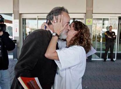 El doctor Montes, felicitado ayer por una de sus colaboradoras en la puerta del hospital Severo Ochoa de Leganés.