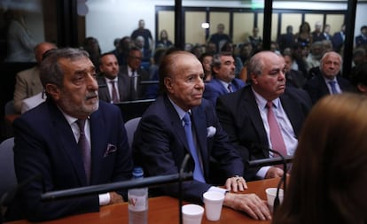 Carlos Menem, en el centro, este jueves en los tribunales federales de Buenos Aires durante la lectura del fallo.