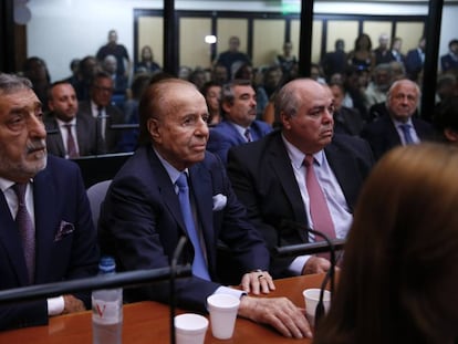 Carlos Menem, en el centro, este jueves en los tribunales federales de Buenos Aires durante la lectura del fallo.