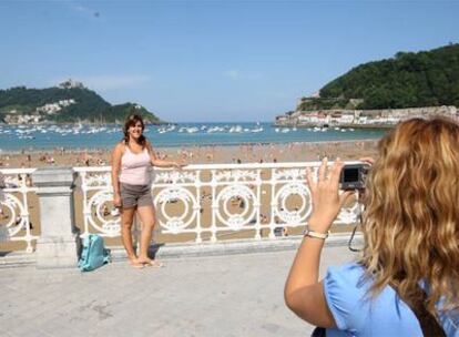 Una joven se fotografíaba ayer en San Sebastián con la playa de La Concha al fondo.