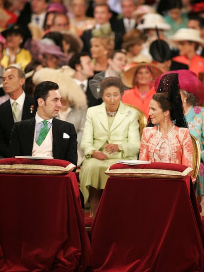 La infanta Elena con su marido, Jaime de Marichalar. Mantilla negra y un traje y chaqueta de fondo salmón e inspiración goyesca. Él, de chaqué, y con una llamativa corbata verde. La hija mayor del rey Juan Carlos se casaba en la catedral de Sevilla el 18 de marzo de 1995. En 2007 conocimos el “cese temporal de convivencia”; el divorcio llegó dos años después. La pareja tiene dos hijos: Felipe Juan Froilán y Victoria Federica.