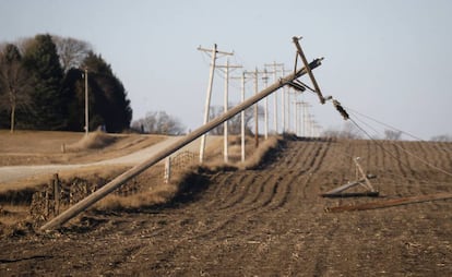 Un poste de luz colapsa sobre un campo en Estados Unidos