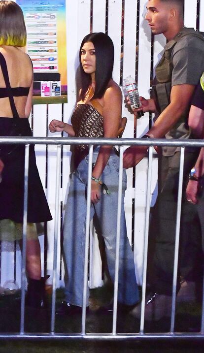 Kourtney Kardashian accediendo al 'BackStage' en Coachella.