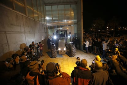 Un tractor aparcat davant del pavelló en el qual preveu votar el president de la Generalitat, Carles Puigdemont, a Sant Julià de Ramis (Gironès).