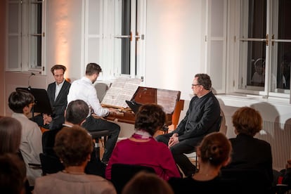 August Diehl, Alexander Gergelyfi y Georg Nigl a poco de comenzar su primera ‘Pequeña Música Nocturna’ mientras el segundo toca en el clavicordio original de Mozart la obertura de ‘La flauta mágica’.