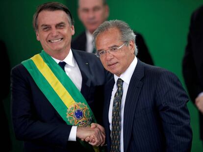 Guedes saluda al presidente Bolsonaro este martes en Brasilia.