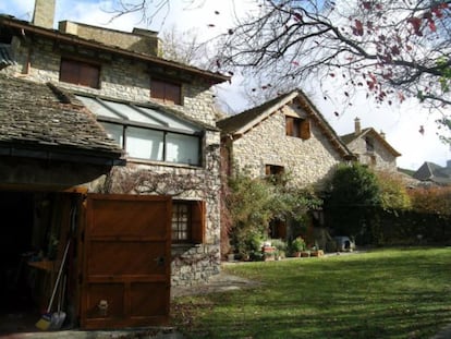 Esta casa rural de piedra está situada en el pueblo de Burau, en los Pirineos y muy cerca de las estaciones de esquí de Formigal y Panticosa. Entre sus 168 metros cuadrados cuenta con cuatro habitaciones, dos baños, un salón con chimenea, una terraza acristalada y un amplio jardín con barbacoa. Se puede adquirir por 275.000 euros.