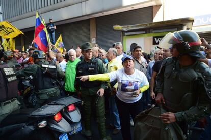 Opositores en la puerta de la Asamblea, este martes