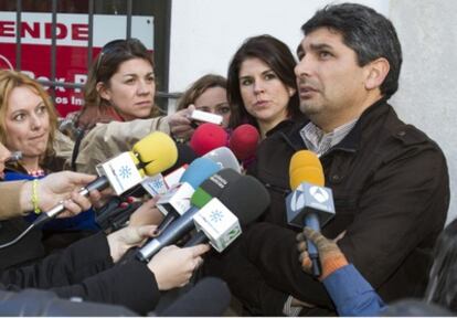 Juan José Cortés, padre de Mari Luz, atiende a los periodistas en las inmediaciones de la Audiencia de Huelva, donde se celebra la segunda sesión del juicio por la muerte de su hija.