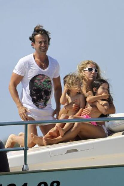 Arantxa, con su marido Pep Santacana y sus hijos, en Ibiza.