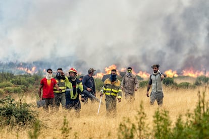 Efectivos de emergencias y voluntarios trabajando en el incendio en Abejera, Zamora.