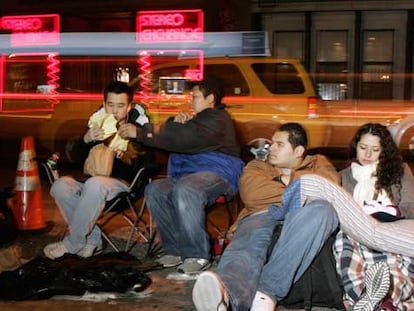 Algunas de las personas que esperaban ayer en las calles de Nueva York la salida de la PlayStation 3.