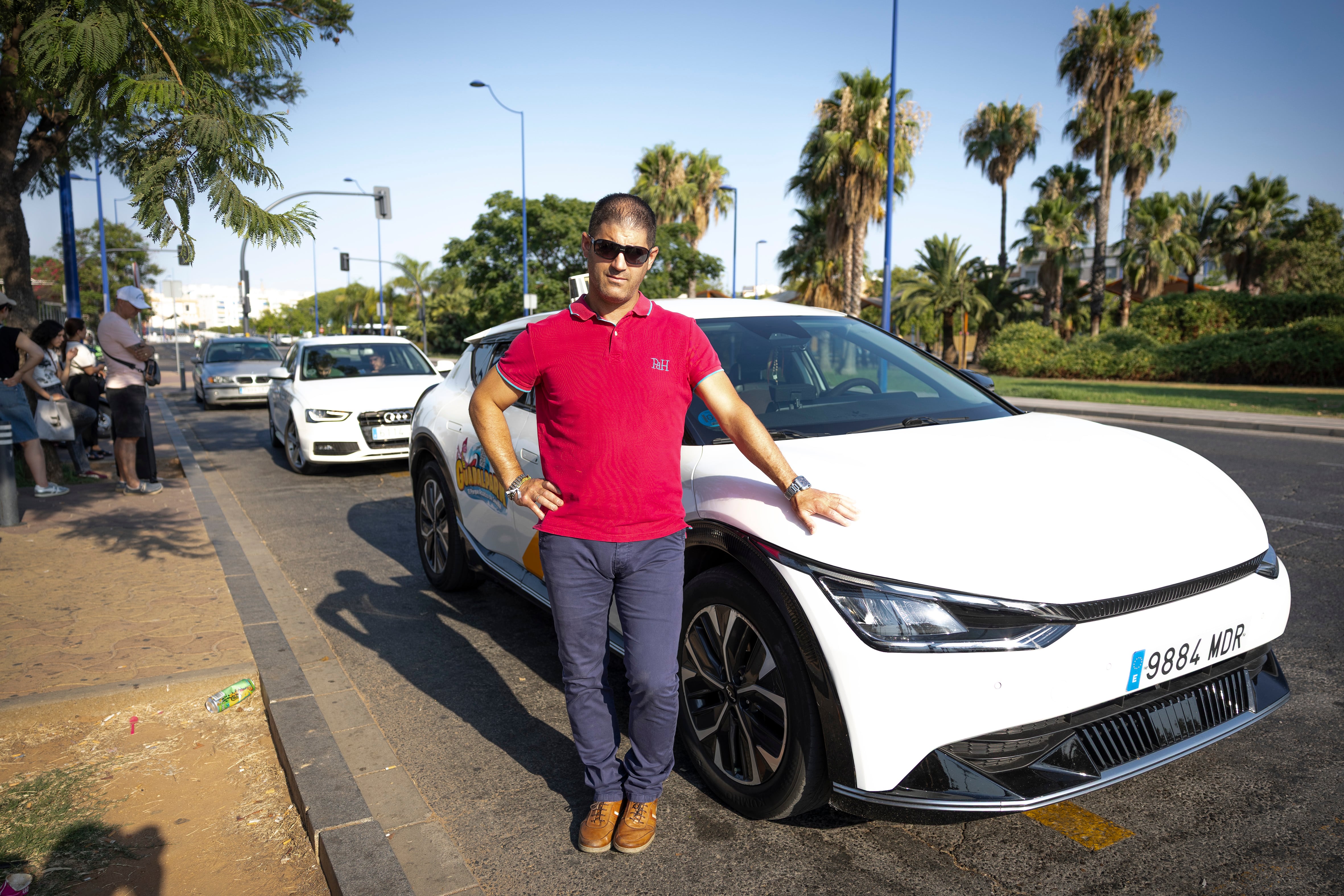 Andrés Sánchez, este martes en Sevilla junto a su taxi eléctrico. 
