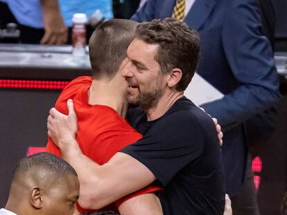 Los hermanos Gasol se saludan antes de empezar el Raptors-Spurs.