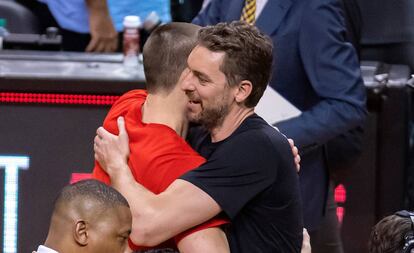 Los hermanos Gasol se saludan antes de empezar el Raptors-Spurs.