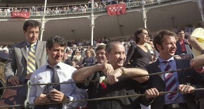 Jesús Gil y sus hijos en la plaza de toros de Las Ventas en 2003.