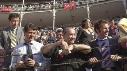 Jes&uacute;s Gil y sus hijos en la plaza de toros de Las Ventas en 2003.