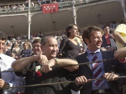 Jes&uacute;s Gil y sus hijos en la plaza de toros de Las Ventas en 2003.