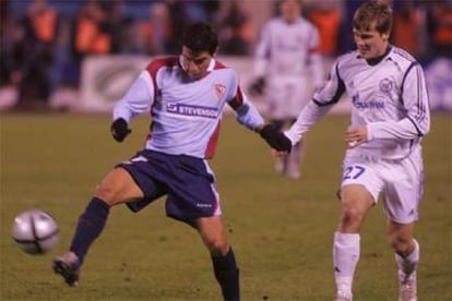 Saviola controla el balón ante Denisov.