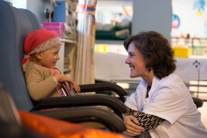 Leire Zabala, psicooncóloga, con uno de sus pacientes.