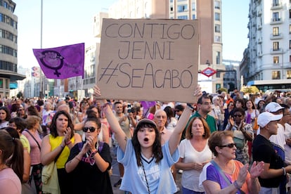 Una joven levanta una pancarta en la manifestación contra Rubiales, este lunes en Madrid. 