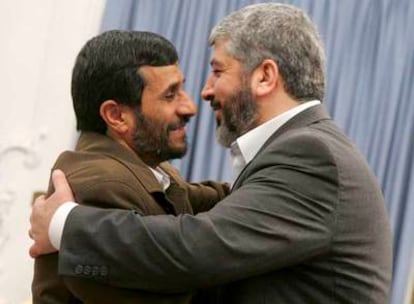 Mahmud Ahmadineyad (izquierda) saluda al líder de Hamás Jaled Meshal ayer en Teherán.