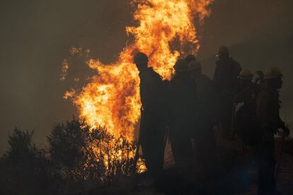 En Oregón, donde ya se han quemado 360.000 hectáreas, más de medio millón de personas (el 10% de la población), amaneció el viernes bajo órdenes de evacuación. En la imagen, un grupo de bomberos realiza una quema controlada cerca de Big Sur (California), el viernes.