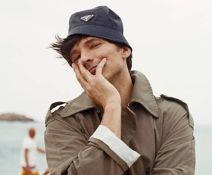 Andrés Velencoso posa para ICON en Tossa de Mar, su pueblo natal, en plena Costa Brava, con gabardina Hermès y gorro Prada.