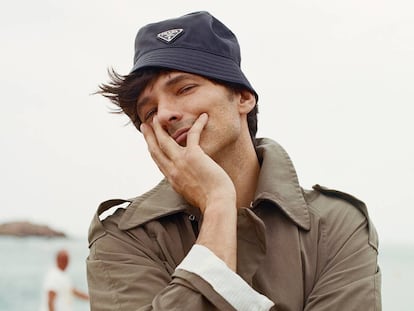 Andrés Velencoso posa para ICON en Tossa de Mar, su pueblo natal, en plena Costa Brava, con gabardina Hermès y gorro Prada.