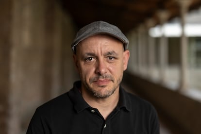 El historiador Maximiliano Fuentes Codera, autor de 'Sánchez Mazas. El falangista que nació tres veces', en el claustro de la Facultad de Letras de la Universidad de Girona, el lunes, 2 de junio.