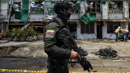 La policía custodia el área del ataque a la base militar en Cali, el 22 de agosto del 2025.