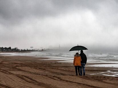 Una pareja pasea por la playa de la Malvarrosa de València este viernes.