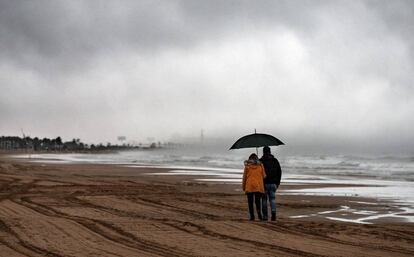 Una pareja pasea por la playa de la Malvarrosa de València este viernes.