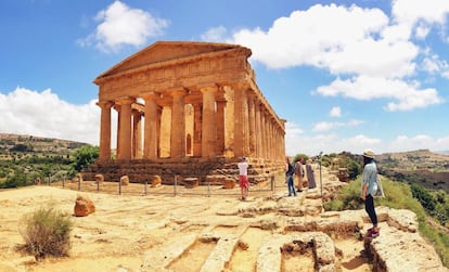 El centro de Sicilia está cubierto por campos ondulados, crestas montañosas y poblaciones sobre colinas, pero también esconde algunos de los más increíbles yacimientos del Mediterráneo. Aunque la ciudad de Agrigento, de arquitectura desordenada, no causa muy buena impresión al viajero, bajo la colina se encuentra el espléndido Valle de los Templos, donde los antiguos griegos construyeron su gran ciudad de Akragas. Declarado patrimonio mundial por la Unesco, el Valle de los Templos es un recinto arqueológico impresionante en el que se reúnen una docena de templos griegos restaurados luego por los romanos. El de Dioscuri, el de Hércules y, sobre todo, el de la Concordia (en la foto), que se conserva casi intacto, son los más destacados. Son un total de cinco templos dóricos dispuestos a modo de cresta y proyectados en su día para servir de faro a los marineros. Están en diferentes estados de decadencia pero en su conjunto nos ofrecen una visión fascinante de lo que seguramente fue una de las ciudades más lujosas de la Magna Grecia. Para completar la visita, su museo es uno de los mejores de Italia.