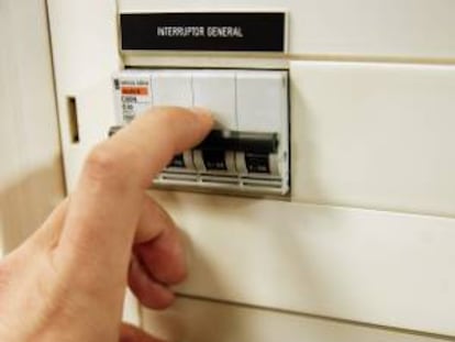 La organización de consumidores Facua ha alertado hoy de que las ofertas de las eléctricas en el mercado libre encarecen el recibo hasta un 16 %. EFE/Archivo