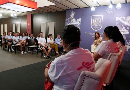 Un momento de la charla entre las futbolistas y las supervivientes. 