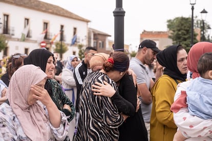 Concentración en Las Pedroñeras, Cuenca, tras el asesinato machista de una mujer y sus dos hijos.