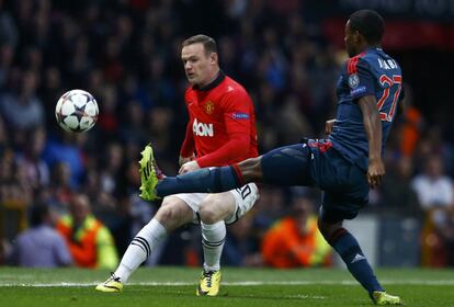 Wayne Rooney del Manchester disputa el balón con David Alaba de Bayern Munich durante el partido de ida de cuartos de final de Liga de Campeones en Old Trafford en Manchester.